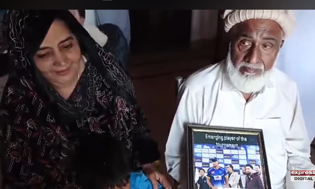 حسن نواز کی والدہ ریکارڈ ساز اننگز دیکھنے کی بجائے مصلہ پر وظائف کا ورد کرتی رہیں