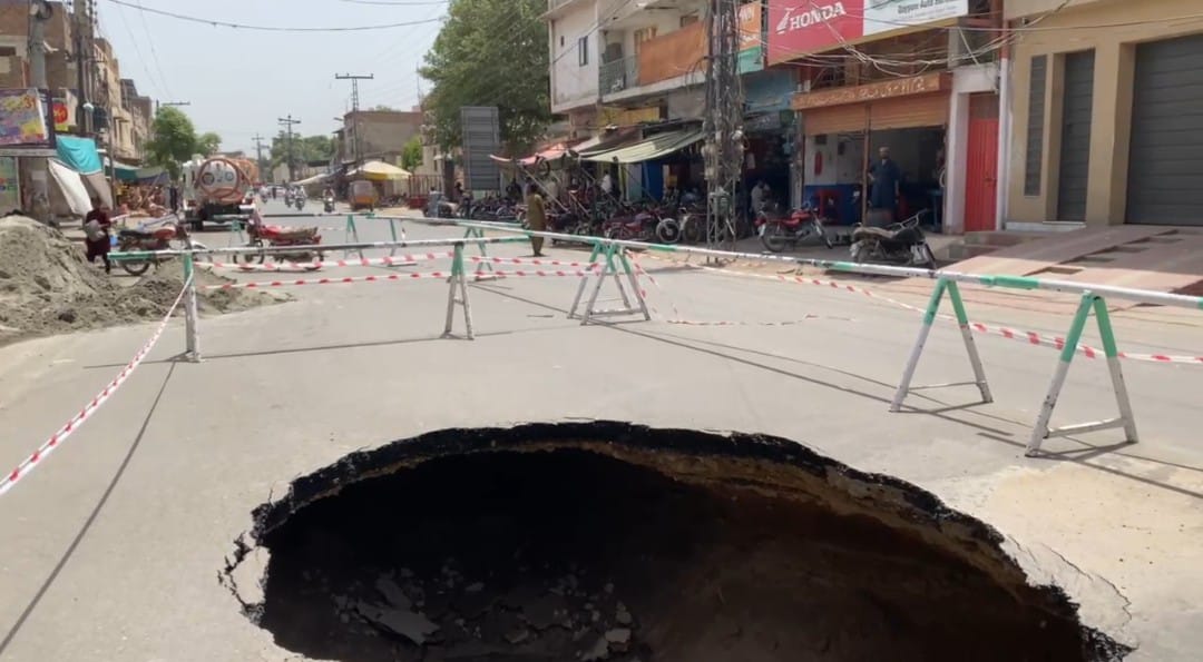 دولت گیٹ چوک کے قریب 40 برس پرانی سیوریج لائن میں شگاف پڑنے کے بعد واسا حکام متحرک.18 انچ قطر والی متاثرہ سیوریج کی مرمت کیلئے ہنگامی بنیاد پر اقدامات کا آغاز۔