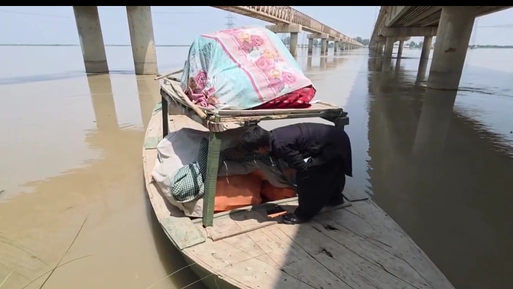 کسٹمز ملتان کے حکام نے کشتی  ایمبولینس میں سگریٹس سمگلنگ کی کوشش ناکام بنادی، کشتی سے پندرہ سو سگریٹس کے اؤٹرز برآمد کر لیے گئے