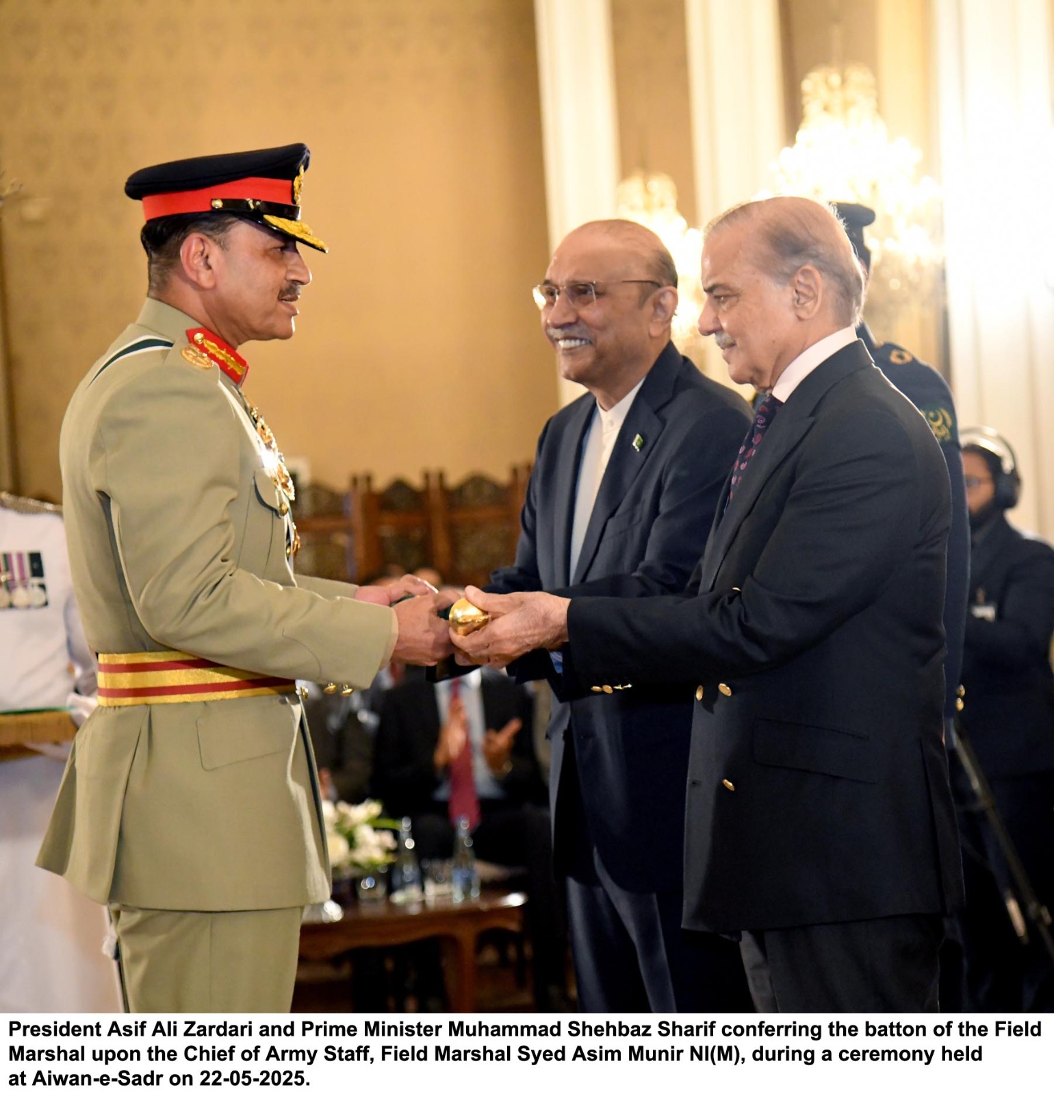 بھارتی جارحیت کا منہ توڑ جواب۔ جنرل عاصم منیر کو فیلڈ مارشل کی چھڑی عطا۔ تاریخ ساز پر وقار تقریب میں صدر مملکت اور وزیر اعظم  نے سپہ سالار کو اعزاز بخشا