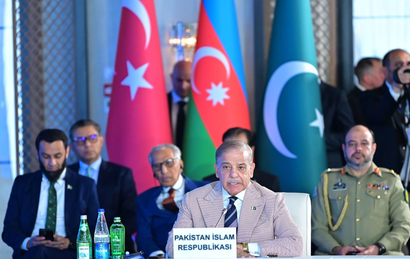 پاکستان، ترکیہ اور آذربائیجان اعلیٰ اقدار، امن و انصاف کیلئے شانہ بشانہ کھڑے ہیں، بھارت پاکستان کا پانی روکنے میں کبھی کامیاب نہیں ہو پائے گا، وزیراعظم محمد شہباز شریف کا سہ فریقی اجلاس سے خطاب