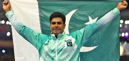 دل دل پاکستان کی گونج میں اولمپکس چیمپئن جیولین سٹار ارشد ندیم نے ایشیئن ایتھلیٹکس  میں بھی اپنی بادشاہت قائم کردی۔ نمناک آنکھوں کے ساتھ سجدہ ریز۔