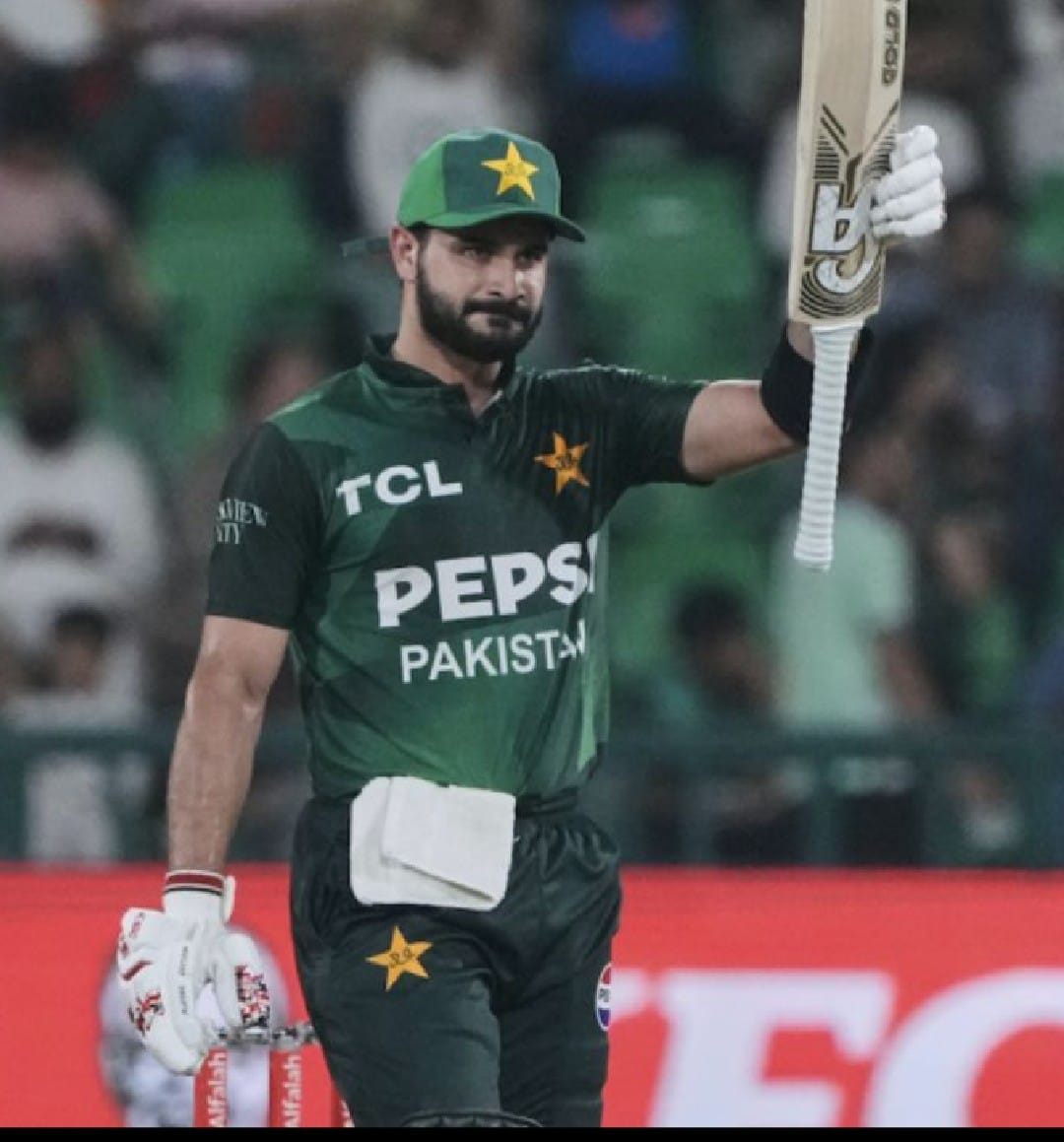 پاکستان نے بنگلہ دیش کو دوسرے ٹی20 میں شکست دے کر تین برسوں میں پہلی بار ہوم سیریز بھی جیت لی ۔ تیزرفتار ففٹی میکر صاحبزادہ فرحان مین آف دی میچ قرار ۔