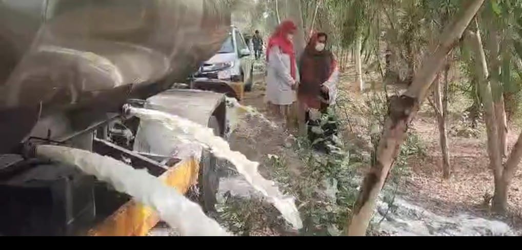 پنجاب فوڈ اتھارٹی کی دودھ بردار گاڑی کی انسپکشن، پانچ ہزار دو سو لیٹر ملاوٹی دودھ تلف، گاڑی ضبط، ،سپلائر کیخلاف مقدمہ درج۔ ڈرائیور گرفتار۔
