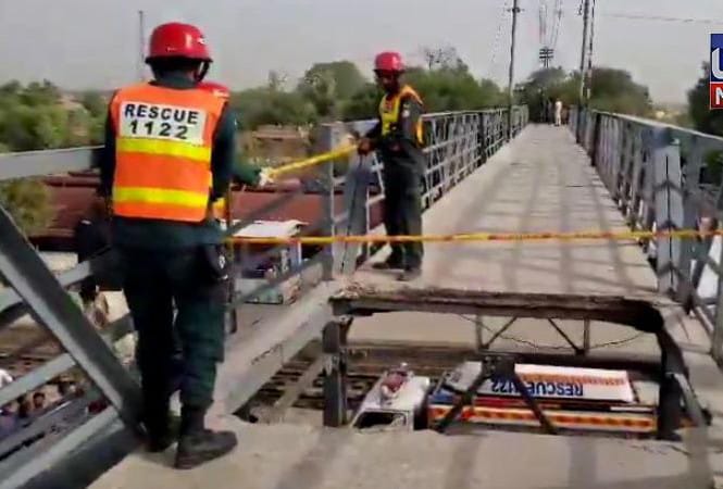 ریلوے سٹیشن خانیوال کے مسافر پل کا حصہ گرنے۔ اہلکار کے جاں بحق اور خاتون مسافر زخمی ہونے کے افسوسناک واقعہ بارے تحقیقاتی رپورٹ دس روز میں طلب ۔
