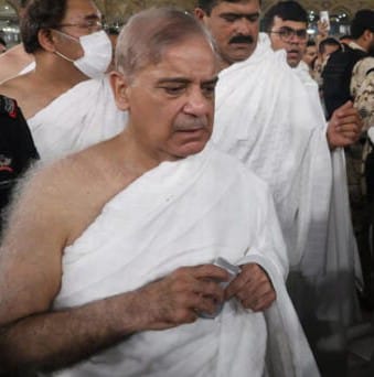 وزیراعظم شہباز شریف نے عمرہ کی سعادت حاصل کر لی۔ عید منائی پاکستانی سربراہ سعودی ولی عہد کی دعوت پر سعودیہ عرب کے دورہ پر ہیں۔