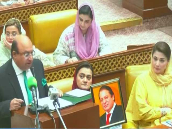 پنجاب اسمبلی میں 5کھرب 335 ارب کا صوبائی بجٹ پیش تنخواہ و پنشن میں اضافہ۔پی ٹی آئی طوفان بدتمیزی کے دوران بجٹ کاپی وزیر خزانہ کے منہ پر دے ماری گئی۔ بجٹ ڈائس کے ساتھ نواز شریف کی تصویر توجہ کا مرکز۔