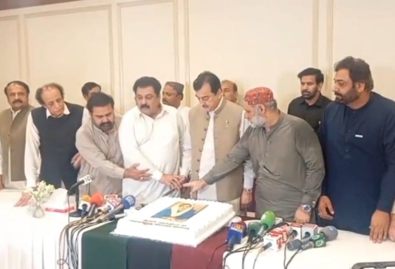 سابق وزیراعظم محترمہ بینظیر بھٹو کی 72ویں سالگرہ کے موقع پر ملک بھر میں کیک کٹنگ تقاریب
