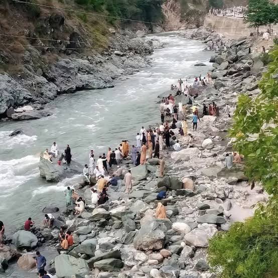پاکستان کے دلکش پہاڑی مقامات سیاحوں پر بھاری پڑ گئے۔ صرف مئی اور جون میں 36سیاح فیملیز۔ دوست احباب لقمہ اجل بن گئے۔