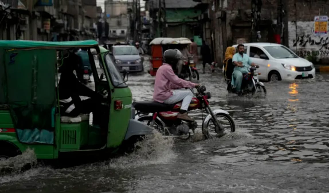 پنجاب بھر میں مون سون بارشوں اور آندھی کے دوران چار افرادجاں بحق اور چالیس زخمی ،سڑکیں ندیاں تالاب بن گئیں۔رکشے گاڑیاں بہنے لگیں۔ موٹر سائیکل خراب ۔ فیملیز پھنس کے رہ گئیں۔
