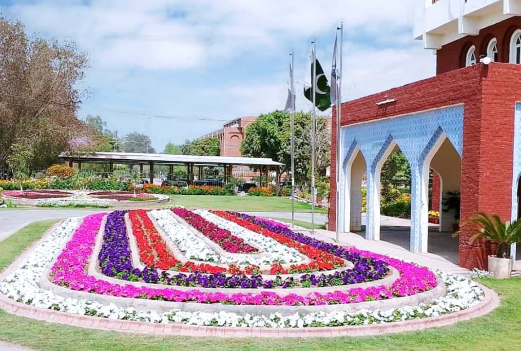 گیلانی لاء کالج  کے  فارغ التحصیل طلباء کیلئے تقسیمِ اسناد کی باوقار  تقریب ۔ سپریم کورٹ آئینی بینچ کے سربراہ فاضل چیف جسٹس امین الدین خان کی شرکت  سے یادگار ایونٹ کی رونق دوبالا۔