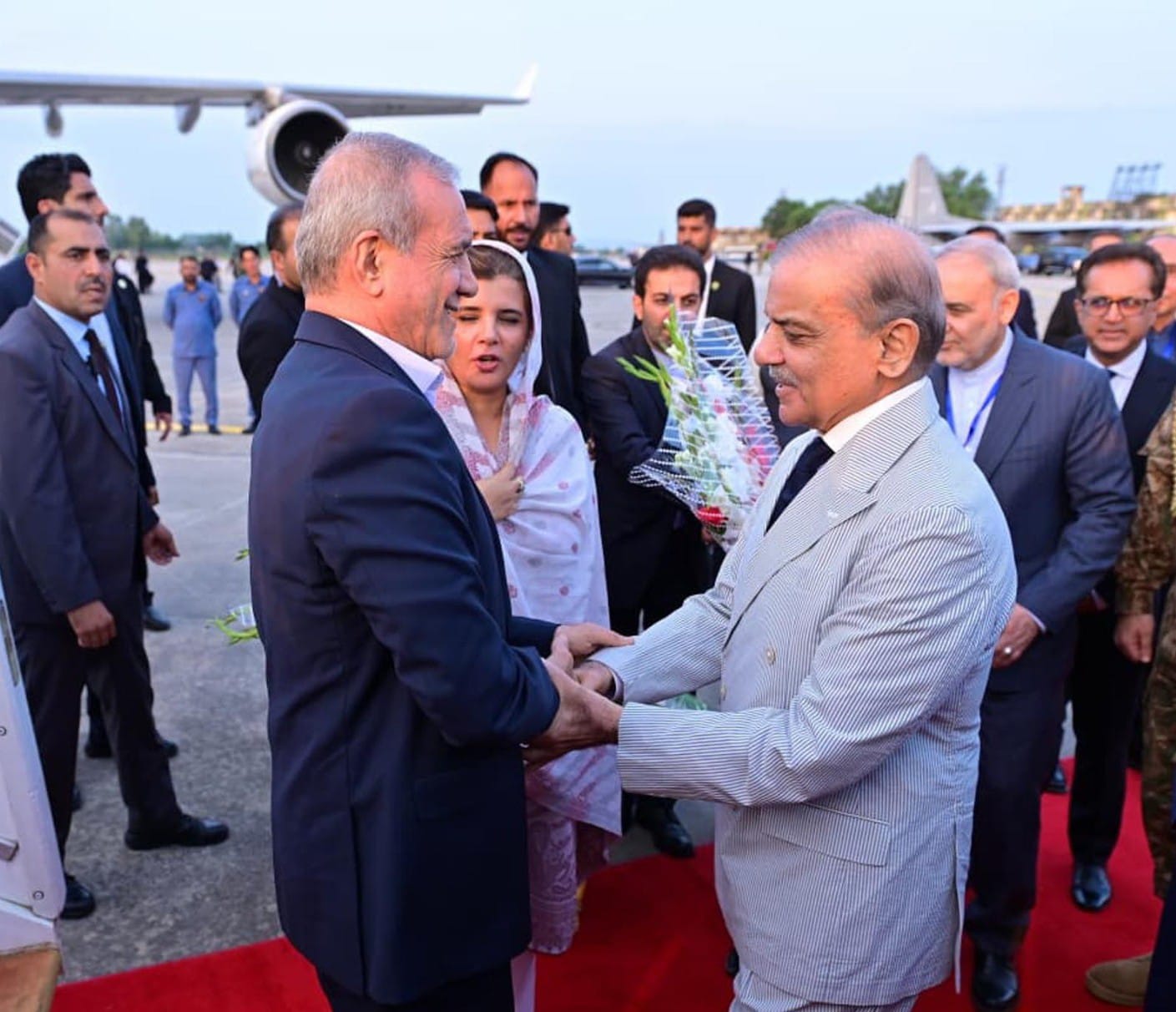 پاک ایران تعلقات، تجارت، سرمایہ کاری اور سرحدی تعاون کا فروغ ٬ایرانی صدر کی پاکستان آمد،لاہور سے اسلام آباد پہنچ گئے شاندار استقبال