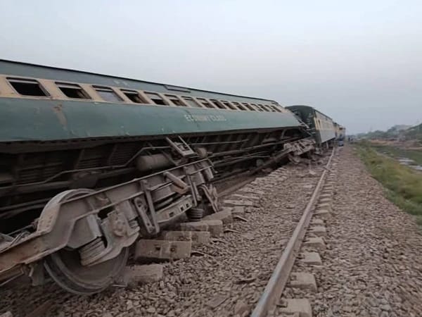 عوام ایکسپریس کو لودہراں کے قریب حادثہ:ایک مسافر جاں بحق٬ 21زخمی٬ ریلوے ہیڈ کوارٹر میں ہنگامی اجلاس طلب