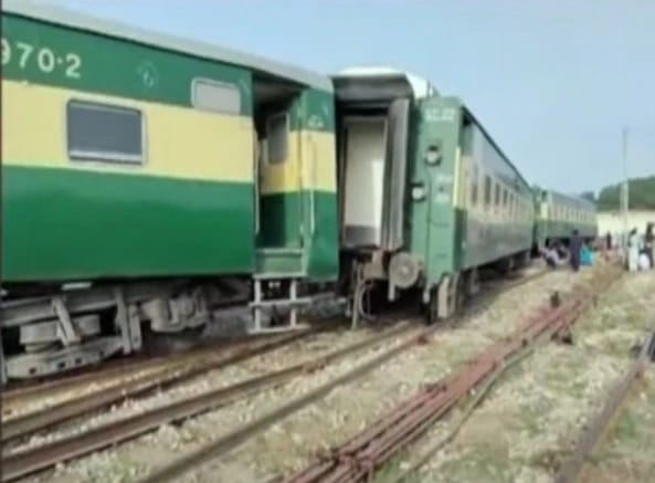 عوام ایکسپریس حادثہ بارے تحقیقات کا آغاز ٬ایف جی آئی ریلویز عامر نثار چودھری انکوائری افسر مقرر٬