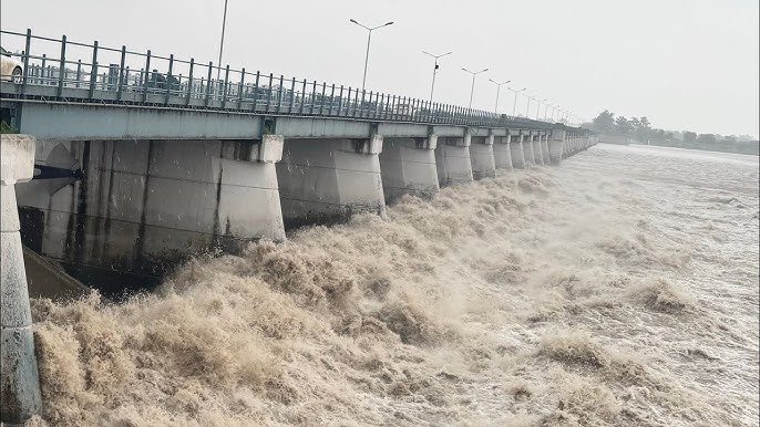 دریائے چناب پر سیلاب کی صورتحال نازک سطح کے قریب پہنچ گئی٬حفاظتی اقدامات کے تحت ڈائنامائٹ کی تنصیب